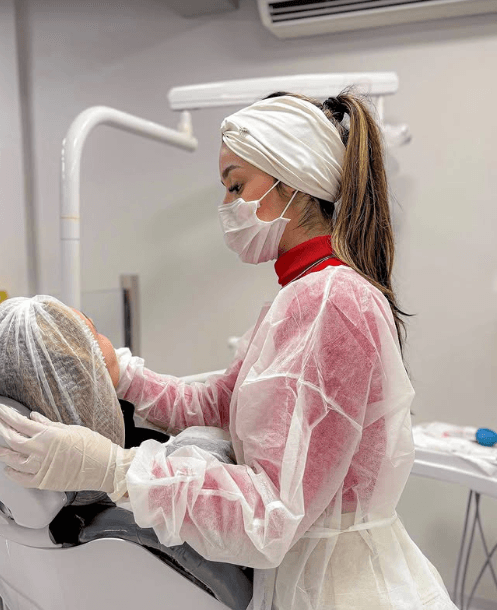 Dra. Laura Tolentino, dentista em Osasco, em atendimento clínico
